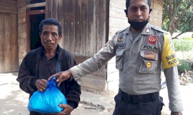 Peduli-Terhadap-Warga,-Bhabinkamtibmas-Polsek-Satarmese-Salurkan-Bansos