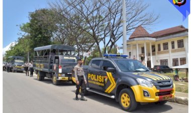 Jelang-Pendaftaran-Bapaslon,-Polres-Manggarai-Barat-Laksanakan-Patroli-Skala-Besar-serta-Cek-Keamanan-Kantor-KPU-dan-Bawaslu