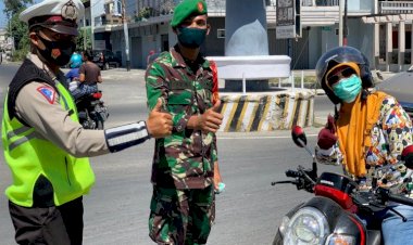 Sinergi-TNI---Polri-di-Sumba-Timur-Bagi-Masker-Serentak