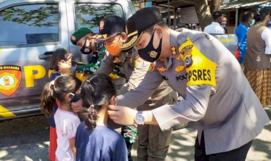 Turun-Berskala-Besar,-Polres-Belu-Bareng-Inskait-Kampanye-3-M-dan-Bagikan-500-Masker-Secara-Gratis-untuk-Masyarakat