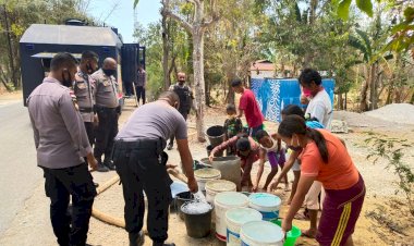 Menggunakan-Mobil-Water-Canon,-Personel-Ditsamapta-Polda-NTT-Salurkan-Air-Bersih-Kepada-Warga-Kota-Kupang