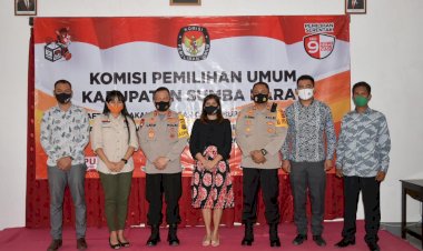 Kunjungi-KPUD-Sumba-Barat,-Kapolda-NTT-:-Jangan-Ada-Keraguan-Dalam-Melaksanakan-Tugas-Sebagaimana-Sesuai-Aturan-Yang-Ada