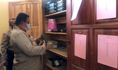 Wakapolda-NTT-Cek-Senpi-di-Ruang-Logistik-Mapolda-NTT
