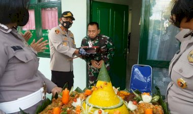 Surprise-'Serangan-Fajar'-Kapolres-Sumba-Barat-untuk-Dandim-1613-Sumba-Barat-di-HUT-TNI-yang-ke-75