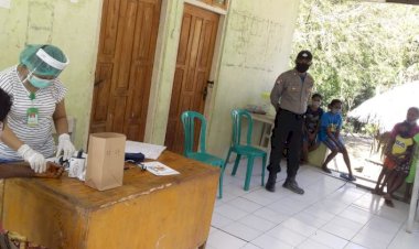 Bhabinkamtibmas-Melakukan-Pemantauan-Kegiatan-Pemberian-Obat-Pencegah-Kaki-Gajah