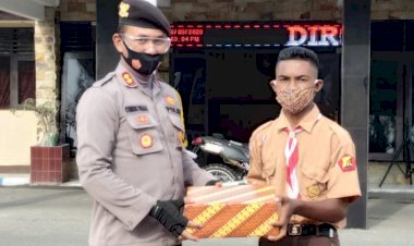 Kapolres-Alor-Beri-Hadiah-ke-Hamka-Salama-Atas-Aksi-Heroiknya-Panjat-Tiang-Bendera