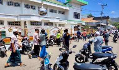 Berikan-Rasa-Aman,-Personil-Polres-Ende-Rutin-Laksanakan-Pengamanan-Sholat-Jumat