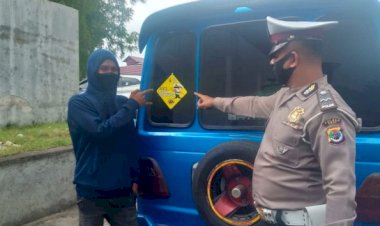 “Ayo-Pakai-Masker”,-Satlantas-Polres-Ende-Himbau-Saat-Gelar-Ops-Yustisi