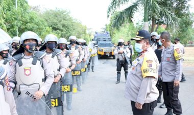 Wakapolda-NTT-Cek-Personil-Pengamanan-Unras-di-DPRD-Provinsi-NTT