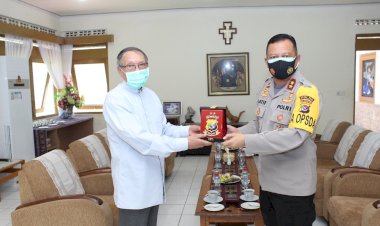 Jalin-Silaturahmi-dengan-Tokoh-Agama,-Kapolda-NTT-Kunjungi-Uskup-Agung-Kupang