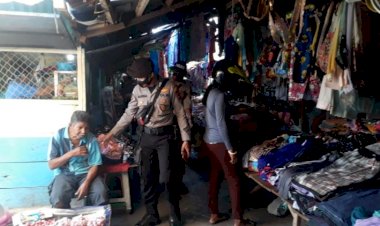 Personil-Polsek-Alok-Tertipkan-Penggunaan-Masker-Di-Pasar-Alok
