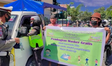 Setelah-Stiker,-Sat-Lantas-Polres-Belu-Bareng-Paguyuban-Sidomukti-Bagi-Masker-Gratis-untuk-Masyarakat