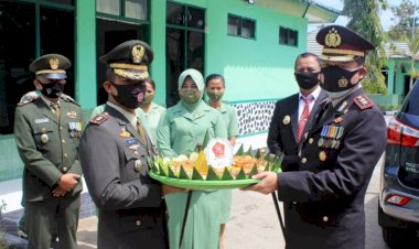 Datangi-Markas-Kodim-1605,-Kapolres-Belu-Beri-Kejutan-Manis-di-Hari-Ulang-Tahun-TNI-ke-75