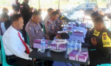 Jalin-Kebersamaan,-Kapolda-NTT-Makan-Siang--di-Tenda-Peleton-dengan-Anggota-Brimob-Sumba-Timur