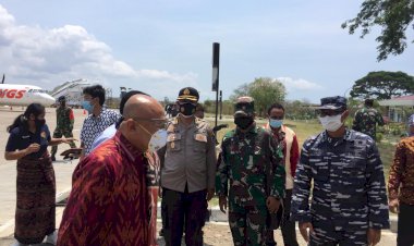 Kabidkum-Polda-NTT-Sambut-Kedatangan-Menteri-Koperasi-dan-UKM-RI-di-Bandara-El-Tari-Kupang