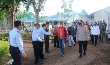 Kapolda-NTT-Sambut-Hangat-Kedatangan-Tim-Komisi-III-DPR-RI-di-Bandara-El-Tari-Kupang