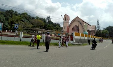 Personil-Polres-Ende-Amankan-Ibadah-Misa-Mingguan-di-Gereja-Sekaligus-Pastikan-Penerapan-Protokol-Kesehatan