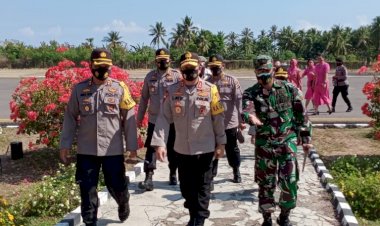 Kapolres-Flotim-Bersama-Dandim-1624/Flotim-Sambut-Hangat-Kedatangan-Kapolda-NTT-di-Bandar-Udara-Larantuka