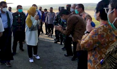 Karo-SDM-Polda-NTT-Turut-Sambut-Kedatangan-Menteri-Ketenagakerjaan-RI-di-Bandara-El-Tari-Kupang