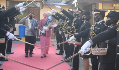 Tradisi-Pedang-Pora,-Polres-TTS-Sambut--Pejabat-Baru---Kapolres-TTS