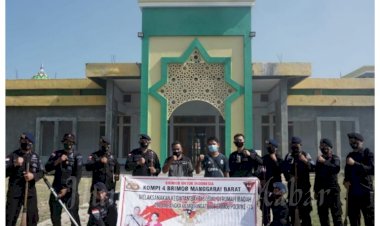 Sambut-HUT-Ke-75-Brimob-Polri,-Kompi-4-Batalyon-B-Pelopor-Labuan-Bajo-Bersihkan-Masjid