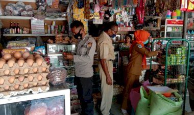 Polsek-Amanuban-Timur-Dampingi--Tim-POM-Tertibkan-Makanan,Minuman-Serta-Obat-Kadaluarsa