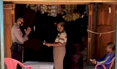 Bripka-Iskandar-Kasmat-menerapkan-pola-3M-:-(mencuci-tangan,-memakai-masker,-menjaga-jarak)-pada-warganya