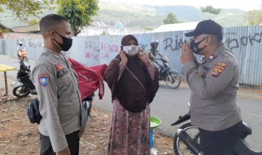 Polres-Alor-Melalui-Sat-Binmas-Bagikan-Masker-Geratis
