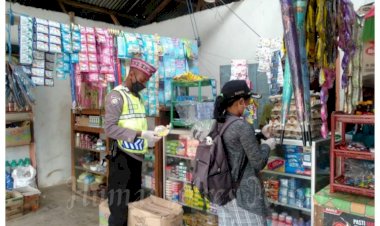 Bhabinkamtibmas-Dampingi-Tim-POM-Tertibkan-Makanan,-Minuman-serta-Obat-Obatan-Kadaluarsa