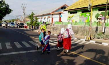 Tingkatkan-Keamanan-Pelajar,-Sat-Lantas-Polres-Flotim-Lakukan-Gatur-Lalin