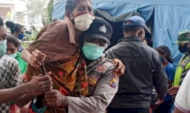 Erupsi-Gunung-Ile-Lewotolok,-Personel-Polres-Lembata-Bantu-Evakuasi-Warga