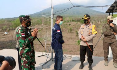 Kapolda-NTT-Danrem-161/Wirasakti-pantau-langsung-aktivitas-gunung-Ile-Lewotolok
