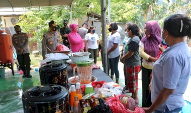 Kapolda-NTT-dan-Ketua-Bhayangkari-Daerah-NTT-Tinjau-Dapur-Umum-di-Posko-Pengungsian