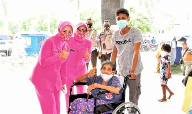 Senyum-Bahagia-Tiga-Lansia-Menerima-Bantuan-Kursi-Roda-dari-Ketua-Umum-Bhayangkari-Pusat