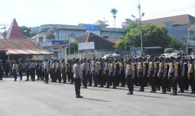 Pimpin-Apel-Persiapan-Pergeseran-Pasukan,-Kapolres-Sumba-Barat-Bacakan-'Sumpah-Pengamanan'-Diikuti-oleh-Seluruh-Personel