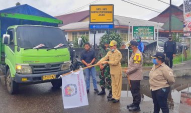 Distribusi-Logistik-Pilkada-ke-12-Kecamatan-Dikawal-Personel-Polres-Manggarai