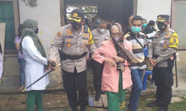 Kapolres-Sumba-Barat-&-Pamatwil-Polda-NTT-Monitoring-TPS-Pemilihan-Bupati-&-Wakil-Bupati