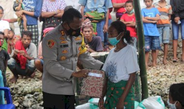 Kapolres-Sumba-Barat-Kunjungi-Regina-&-Salurkan-Bansos-Makanan-&-Uang-Tunai-dari-Kapolda-NTT 