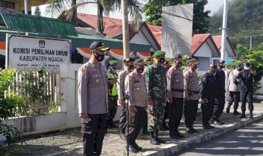 Personil-Gabungan-TNI-–-Polri-Laksanakan-Apel-Pengamanan-Rapat-Pleno-Tingkat-Kabupaten-Ngada