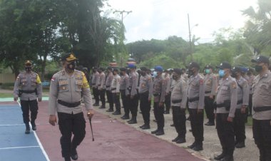 Pimpin-Apel-Gelar-Pasukan-Pengamanan-Pilkades,-Kapolres-Rote-Ndao-:-Laksanakan-Tugas-Mulia-Ini-Dengan-Rasa-Tanggung-Jawab