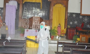 Jelang-Perayaan-Natal,-Personel-Polda-NTT-Lakukan-Penyemprotan-Disinfektan-di-Sejumlah-Gereja-di-Kota-Kupang