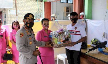 Kapolres-Bersama-Ketua-Bhayangkari-Bagikan-Parcel-&-Masker-Kepada-Petugas-di-3-Pos-Pengamanan-Natal-&-Tahun-Baru