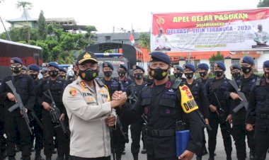 Pimpin-Upacara-Pelepasan-Pasukan-BKO-Brimob-Nusantara-&-Brimob-SBD,-Kapolres-Sumba-Barat-Berikan-Cinderamata