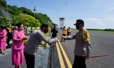 Tiba-di-Bandar-Udara-Mali,-Kapolda-NTT-dan-Ketua-Bhayangkari-Daerah-NTT-Disambut-Hangat-Jajaran-Polres-Alor