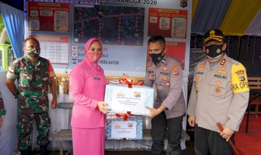 Ketua-Bhayangkari-Daerah-NTT-Beri-Vitamin-Kepada-Personil-Jaga-Pos-Pam-Ops-Lilin-Turangga-2020