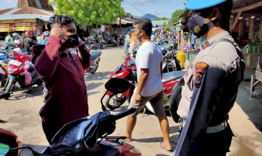 Personil-Gabungan-TNI-Polri-dan-Dishub-Alor-Gencar-Lakukan-Imbauan-Prokes-Kepada-Masyarakat