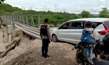 Pantau-Jalan-Rusak,-Angggota-Polsek--Amanuban-Timur-Ingatkan-Pengguna-Jalan-Agar-Berhati-hati