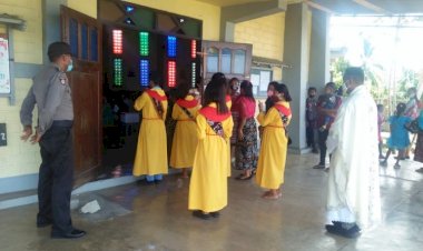 Polres-Sikka-dan-Polsek-Jajaran-Amankan-Ibadah-Tahun-Baru-Di-Sejumlah-Gereja