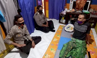 Perhatian-Dari-Atasan,-Kapolsek-Alok-Jenguk-Anggotanya-Yang-Sakit