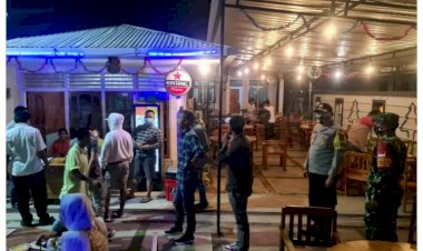 Patroli-Malam-Tahun-Baru,-Kapolres-Manggarai-Barat-Bubarkan-Kerumunan-Warga